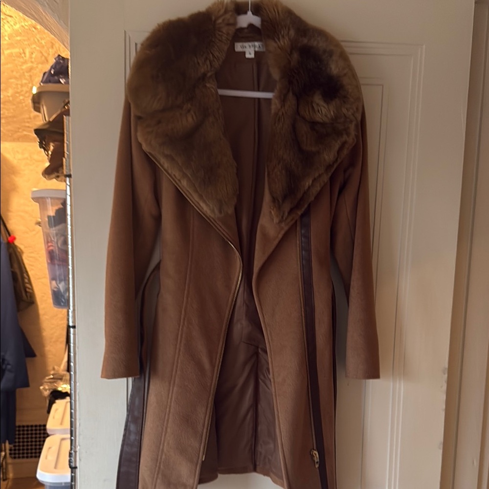 Via Spiga Brown Trench Coat with Plush Fur Collar and Classic Overcoat Style
